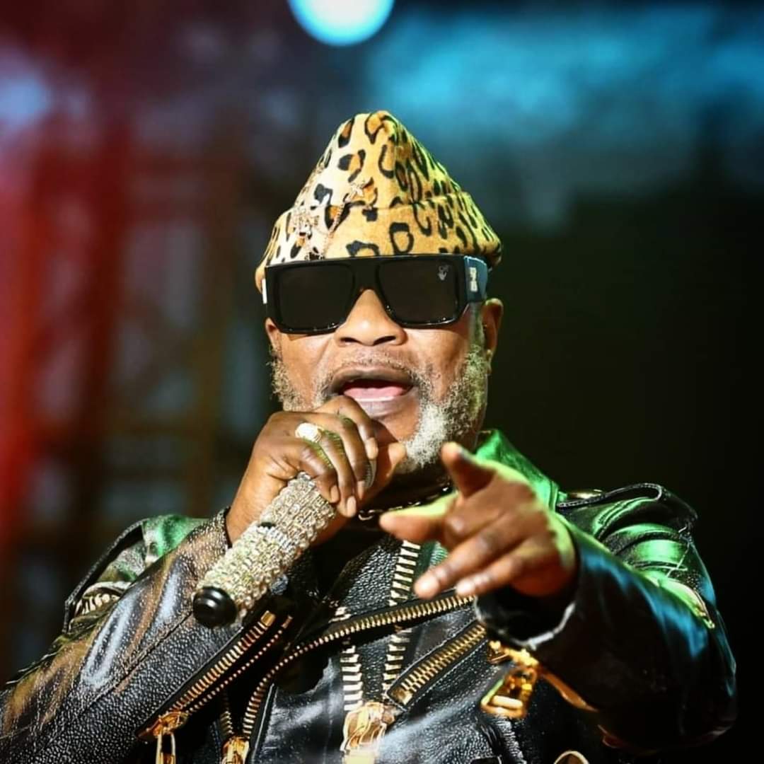 Suite à la controverse concernant son sosie Koffi de Brazza, Koffi Olomide gère désormais sa communication.