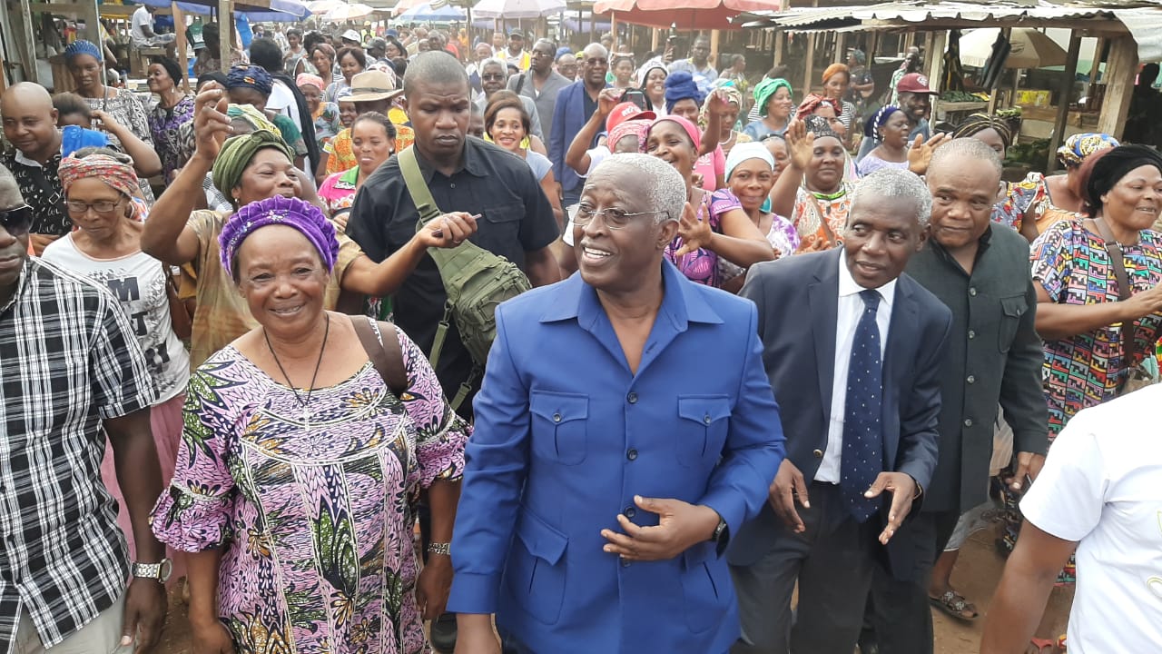 Triomphe à Oyem : les commerçants célèbrent le premier ministre et acclament le délégué spécial.