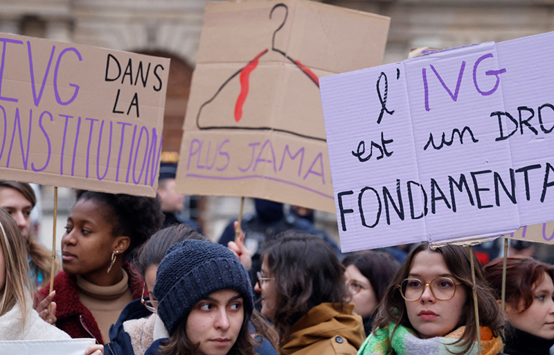 France: L’IVG vient d’être inscrite dans la Constitution après un vote massif au Parlement !