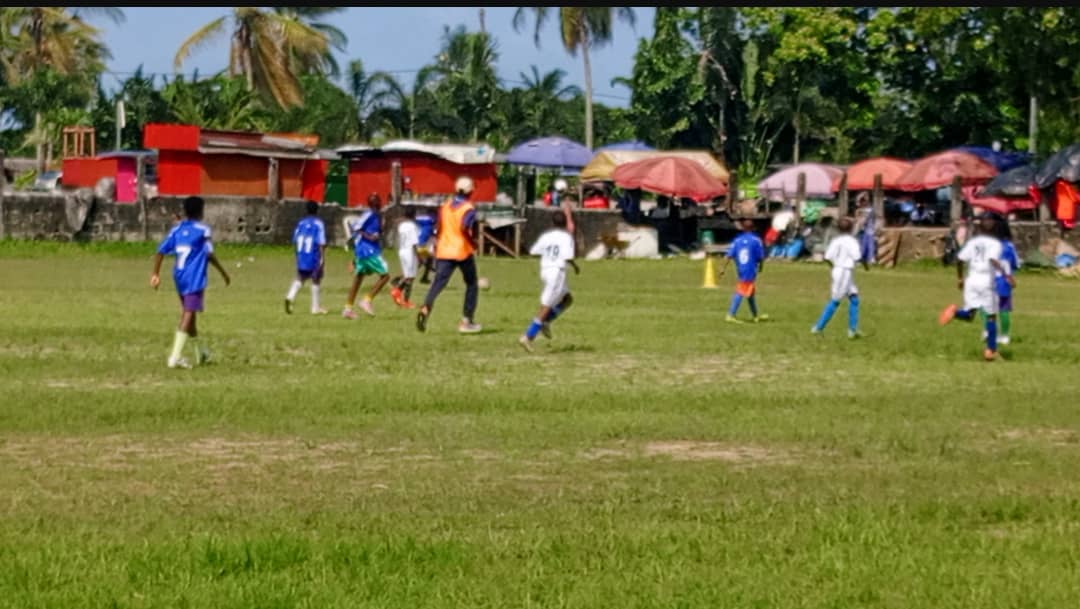 Sport : Les Jeunes Footballeurs du Jardin de Football du Gabon Brillent lors d’un Tournoi à Libreville.