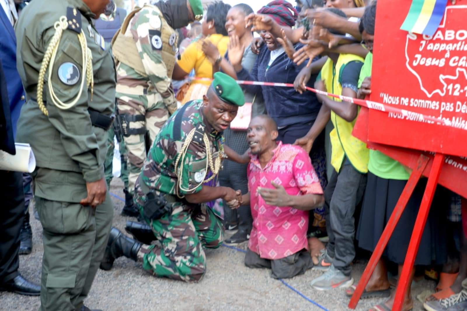 Le Président gabonais à genoux : humilité traditionnelle ou manœuvre politique ?
