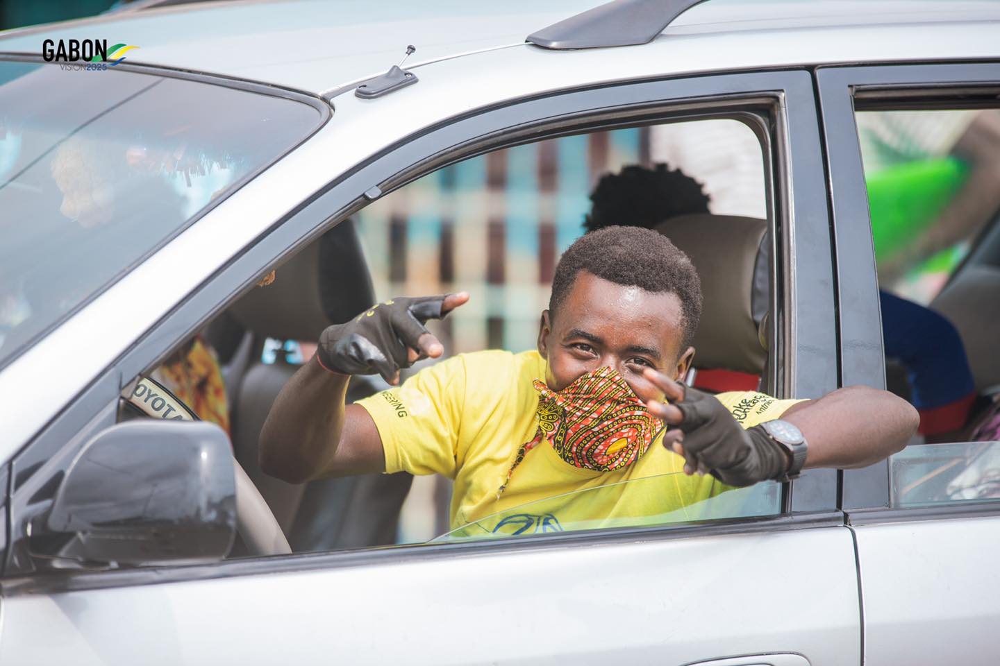 Apprendre en conduisant : la véritable histoire des nouveaux chauffeurs de taxi à Libreville