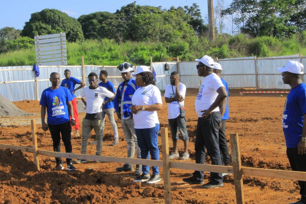 Okondja : Brigitte ONKANOWA inspecte le chantier de la station-service et appelle à soutenir la nouvelle Constitution