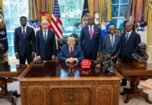 Cinq présidents africains debout derrière Trump : quand l’image contredit les discours