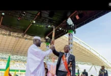 Présidentielle en Guinée : Oligui Nguema parmi les premiers chefs d’État à féliciter Mamadi Doumbouya